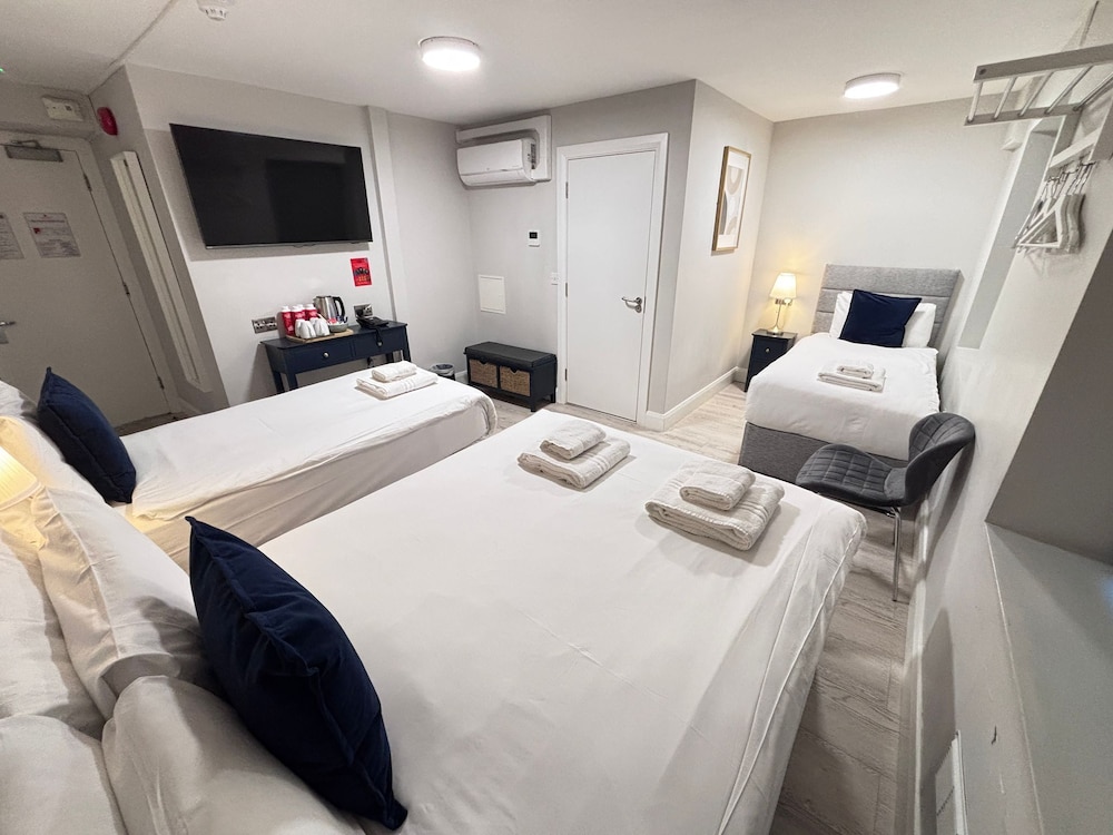 ROOM, QUADRUPLE, TWIN BEDS
