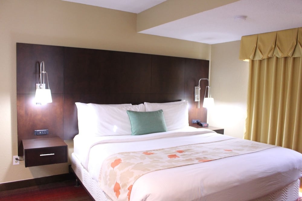 Hawthorn Suites By Wyndham Wichita East 12/35