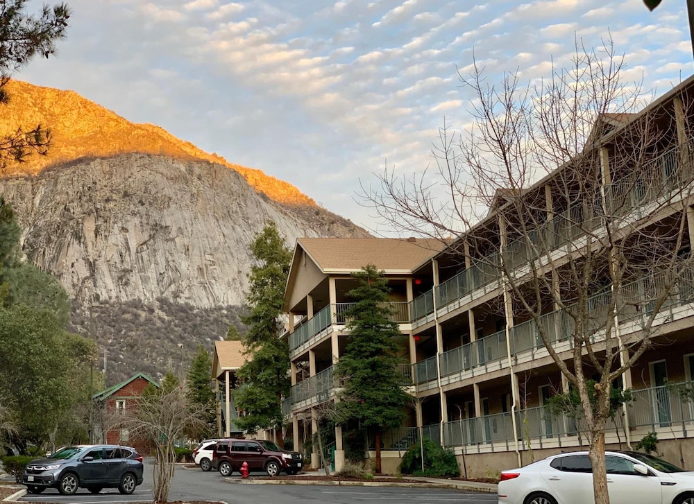 Yosemite View Lodge 3/50