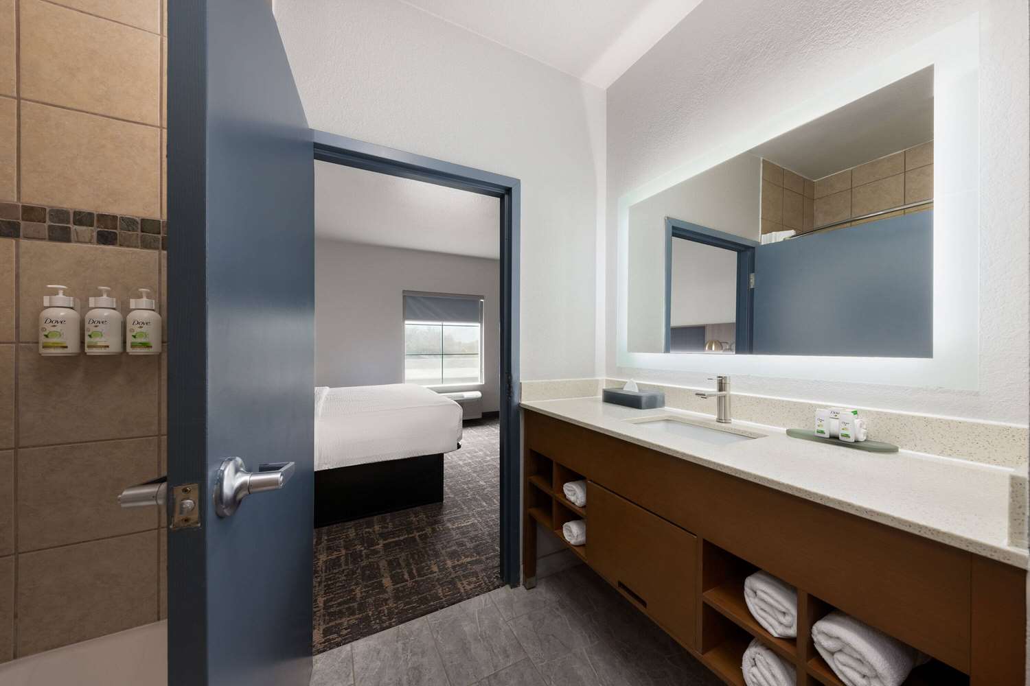 La Quinta Inn & Suites by Wyndham Ft. Worth - Forest Hill TX 47/49