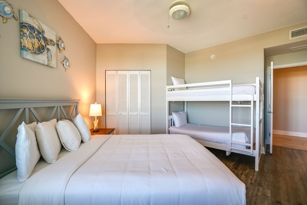 3 BEDROOMS, CONDO, SEA VIEW