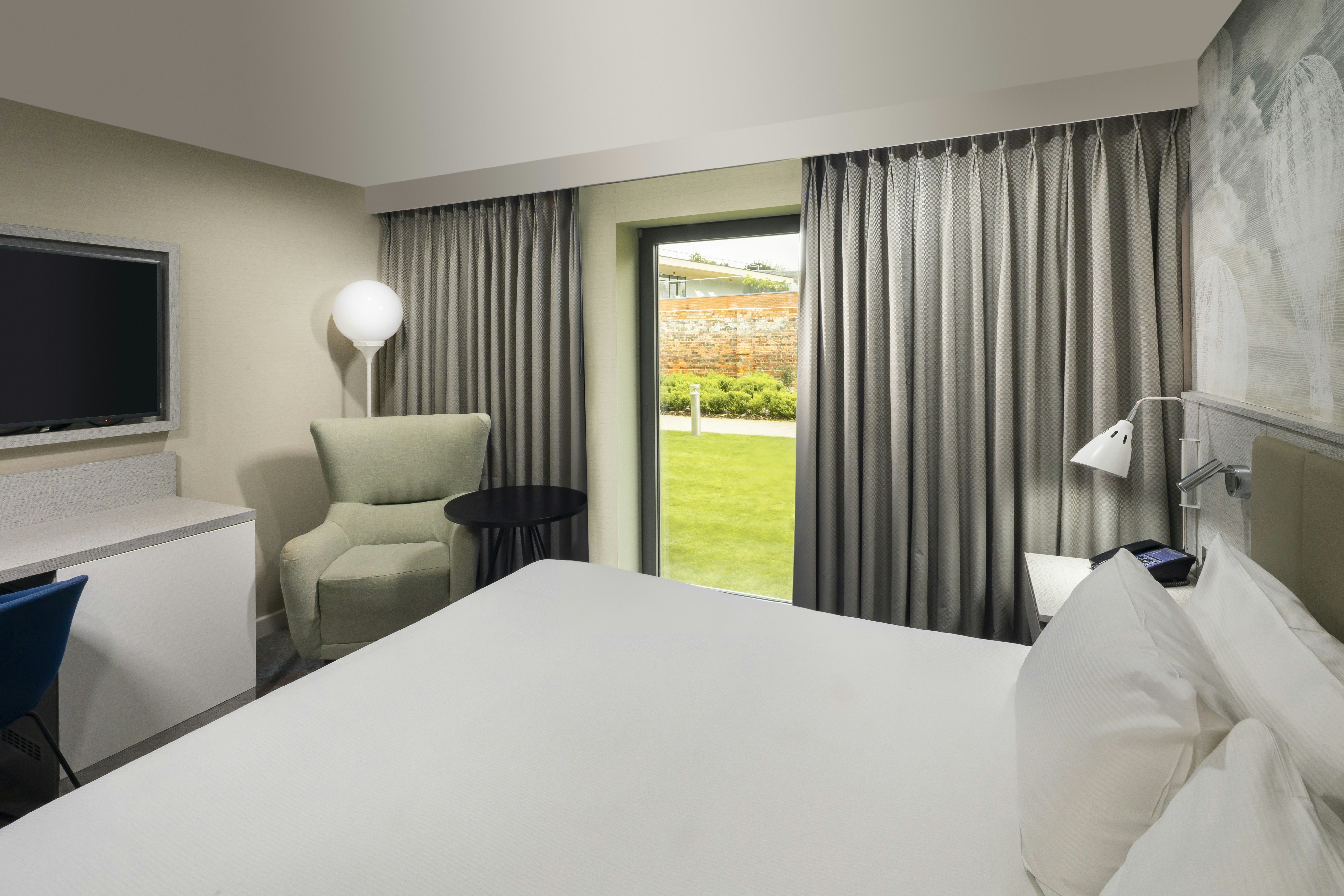 GUEST ROOM, SUPERIOR, KING BED