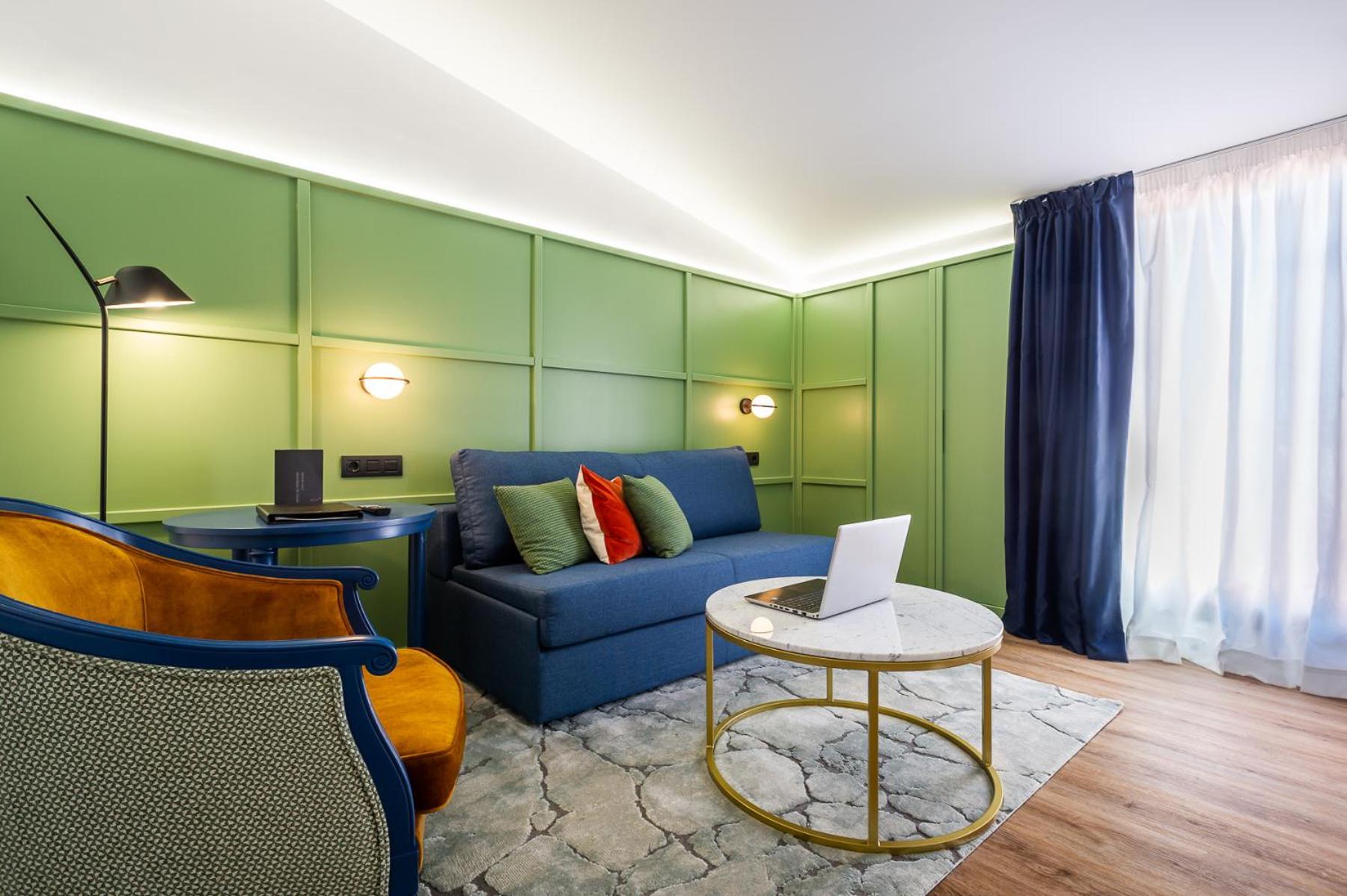 Deluxe, Studio, Queen Bed, Sofa