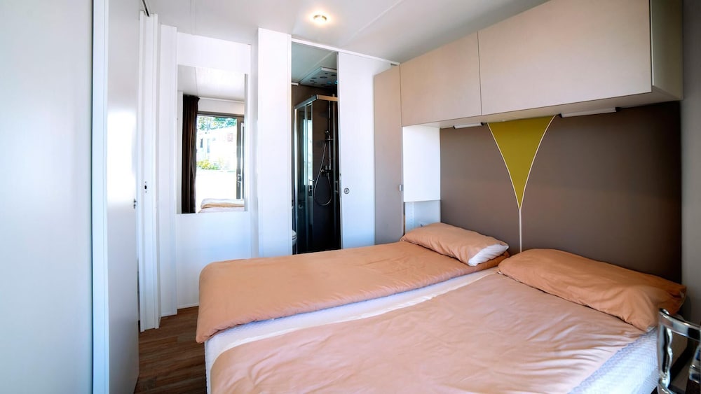 3 Bedrooms, Bungalow, 1 Double and 4 Single Beds