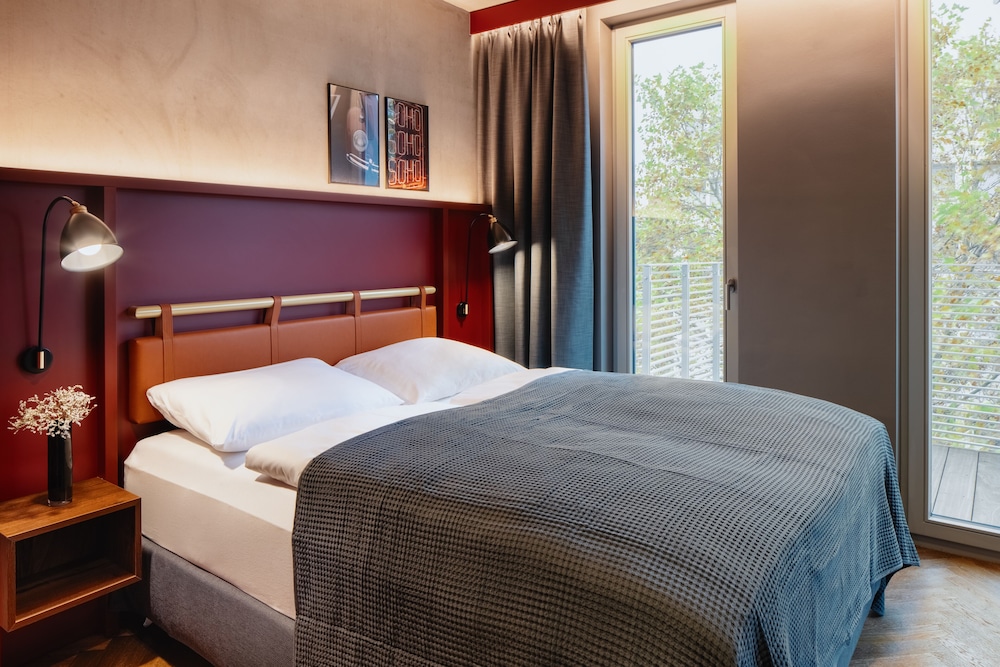 Red, 2 King Beds, Sofa