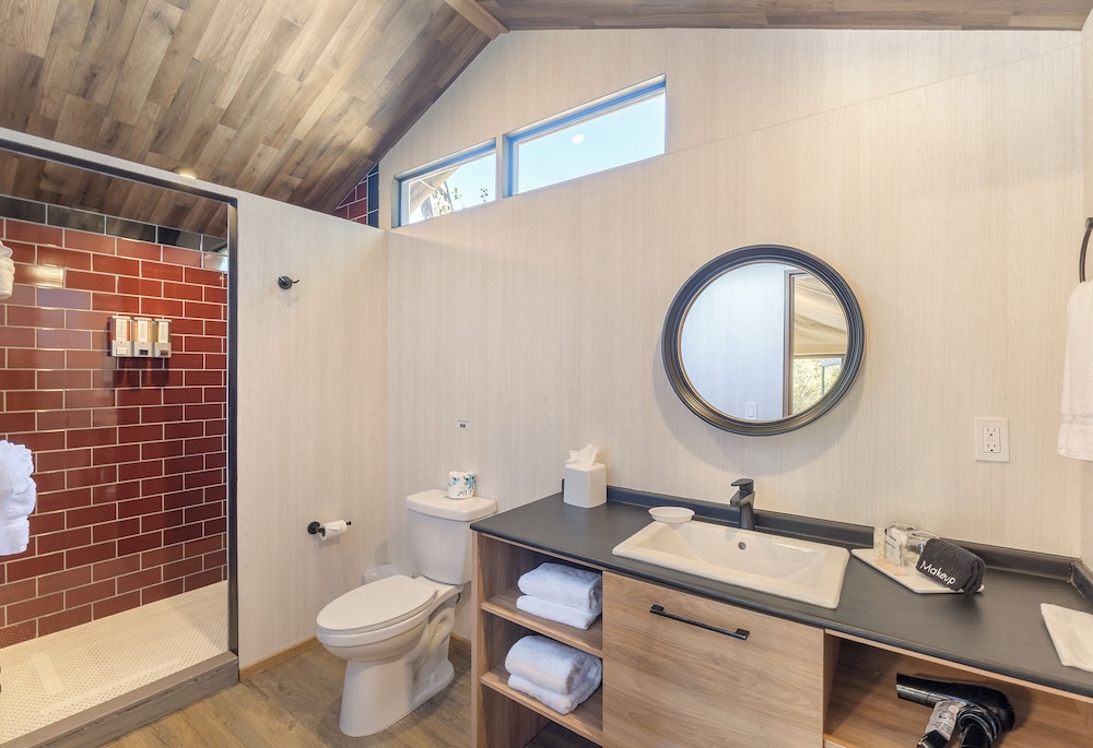 Carmel River Inn 60/62