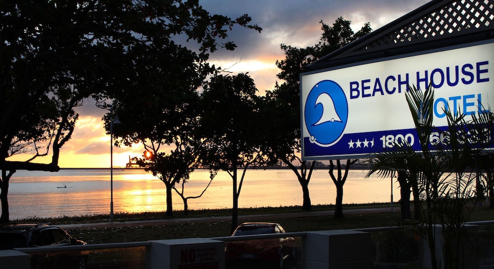 Beach House Motel 54/58