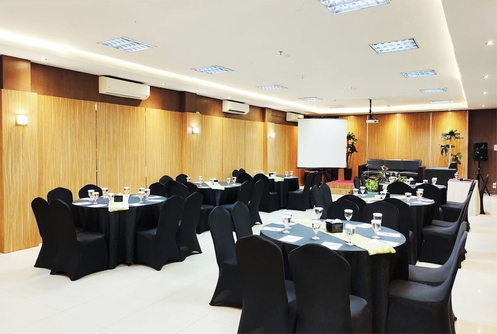 Royal Park Hotel Samarinda 43/51