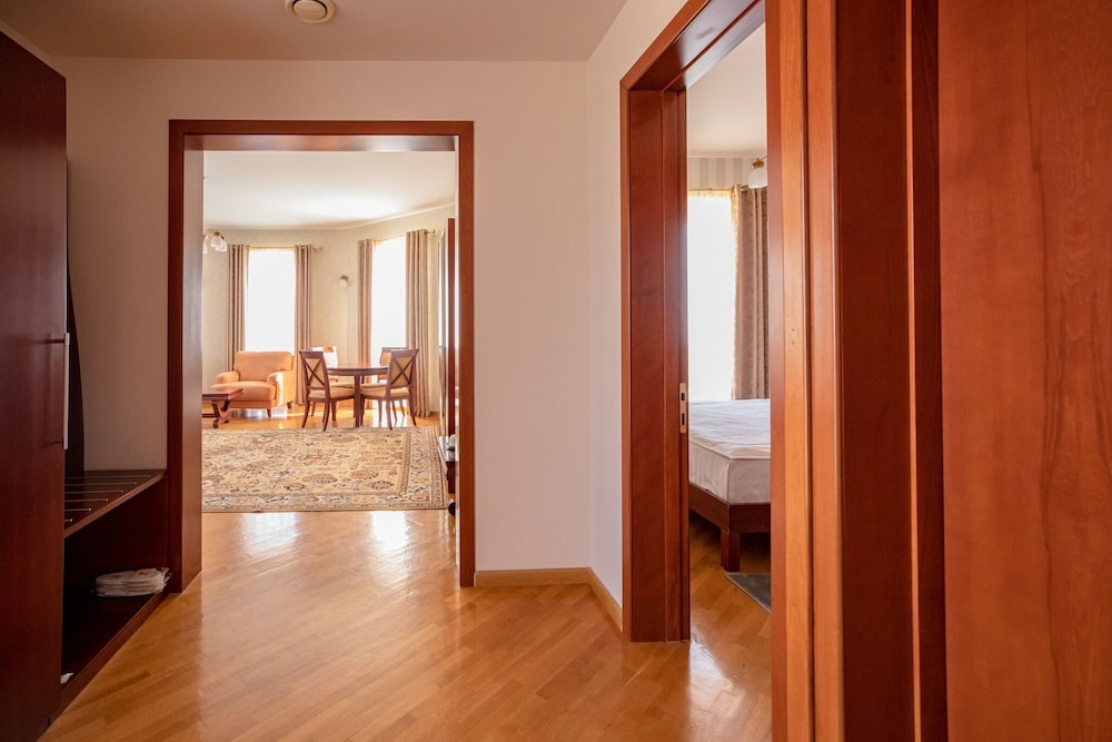 Latar Hotel Complex 37/67