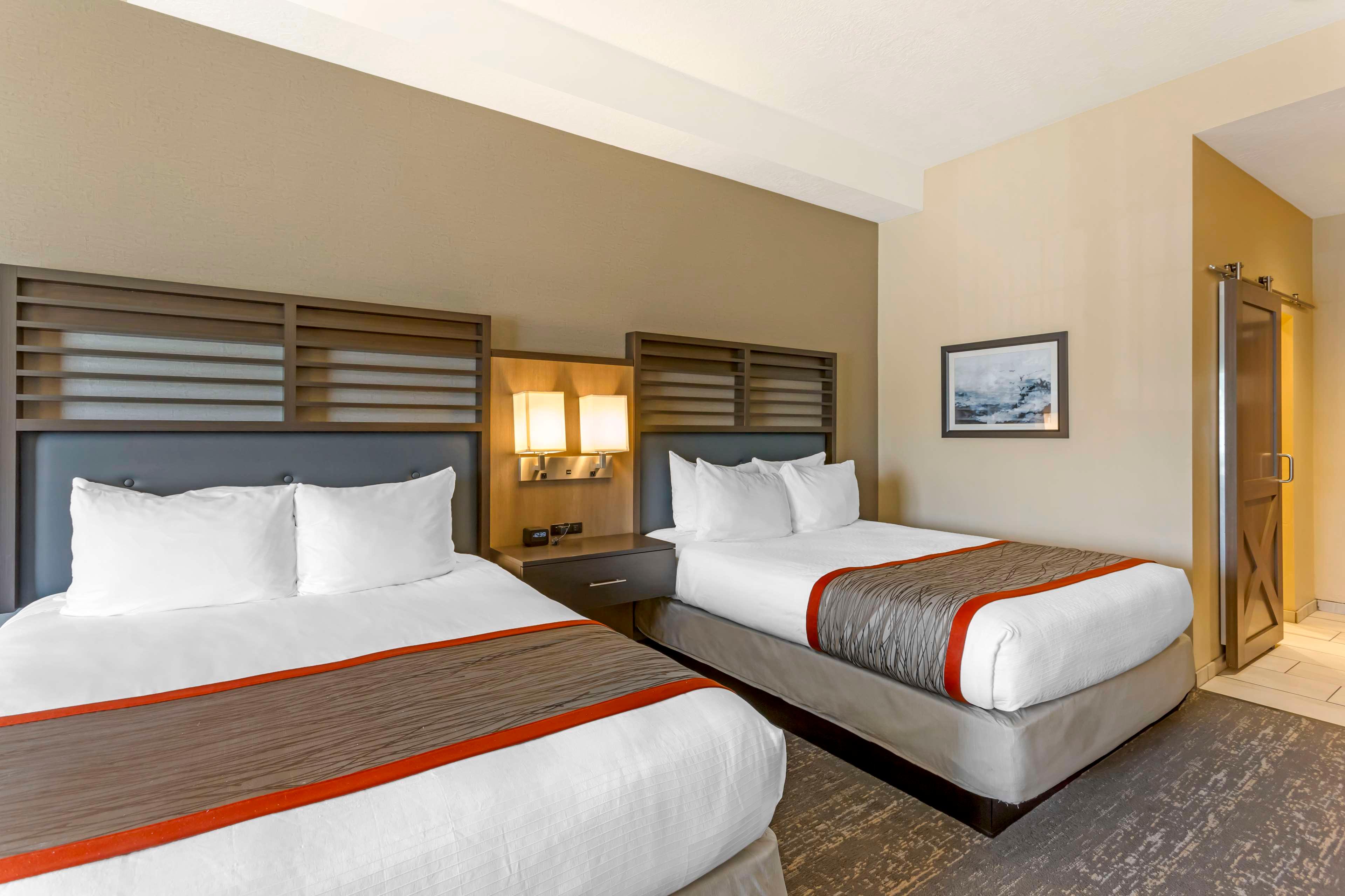 Suite, 2 Queen Beds, Dining Area, Sofa, Pet Friendly, Balcony, Kitchen
