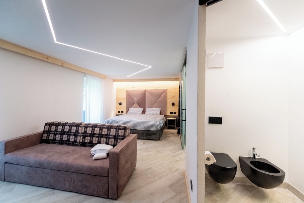 غرفة بسريرين منفصلين بإطلالة على الجبل، HOTEL CHALET PINETA 5/10