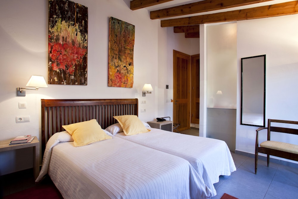L Hostal 3/37