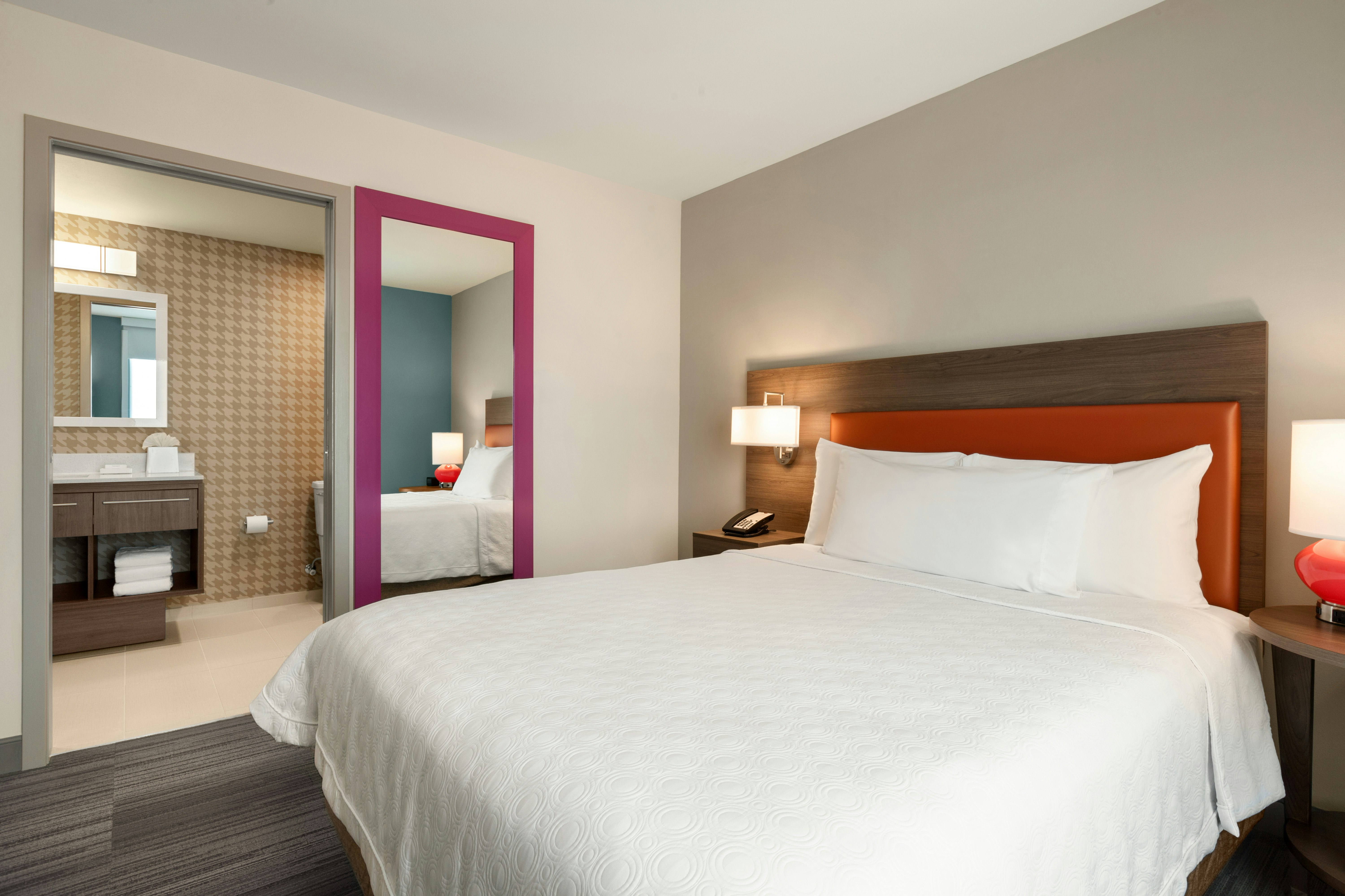 1 BEDROOM, SUITE, QUEEN BED
