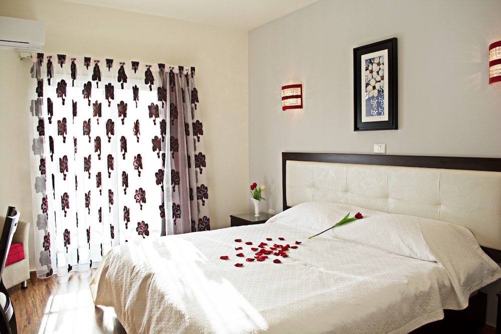 Deluxe, Double Bed, Sea View, Balcony, Al Murjan Palace Hotel, Jounieh 4/10