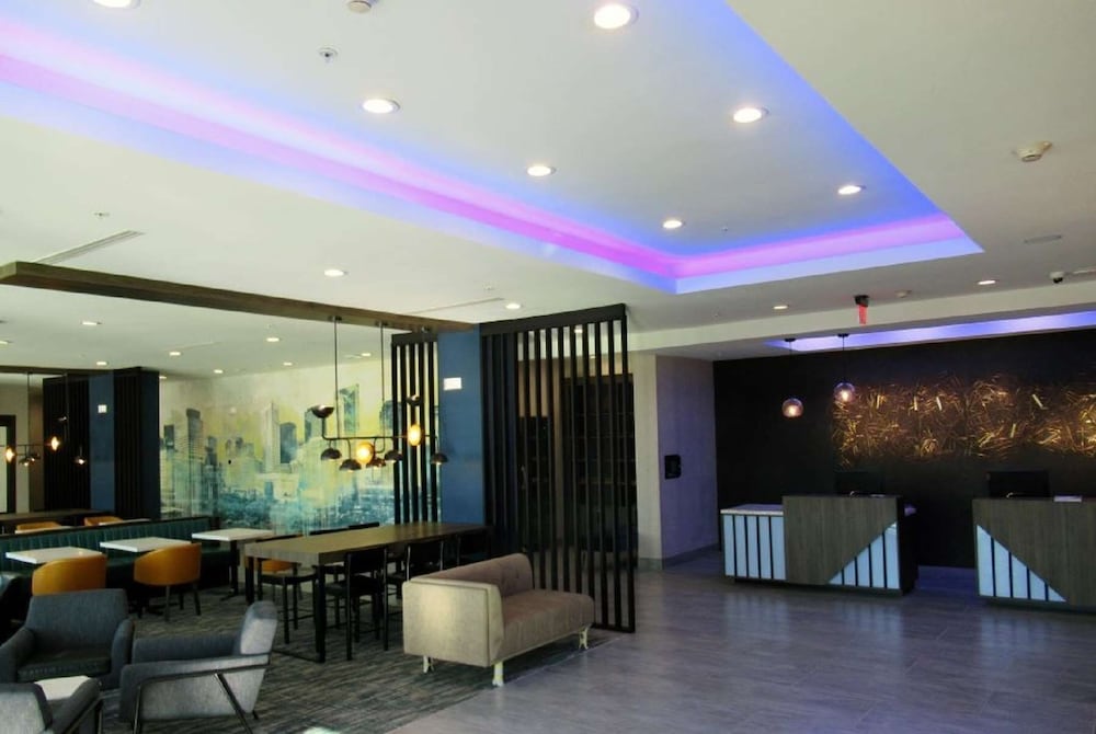 La Quinta Inn & Suites by Wyndham Dallas/Fairpark 7/40