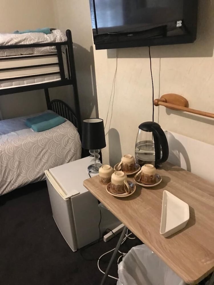 Woodville Lodge Leeds Free Parking Direct Bus to City Centre 32/45
