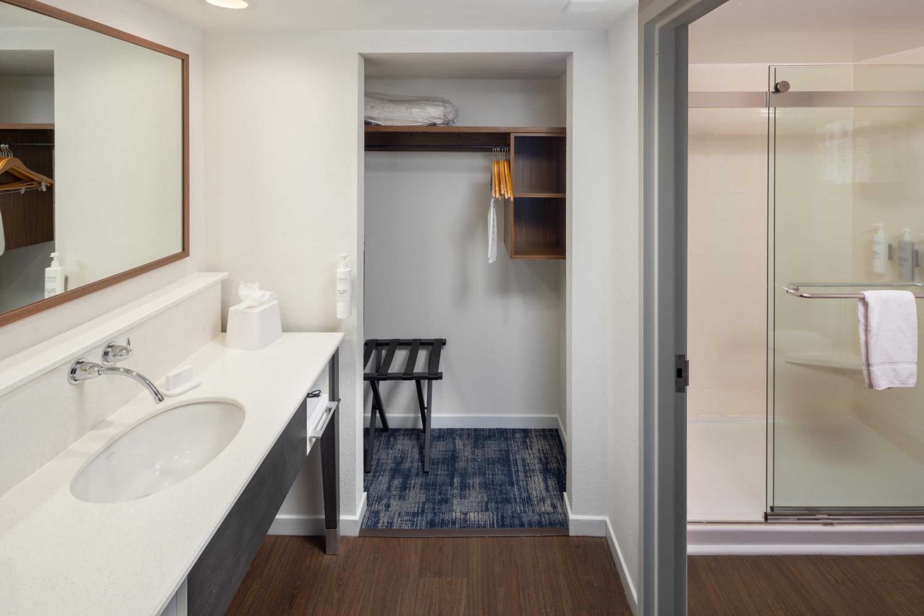 جناح بسرير كينج بغرفة نوم واحدة مع أريكة، Hampton Inn Suites Asheville I 26 5/5