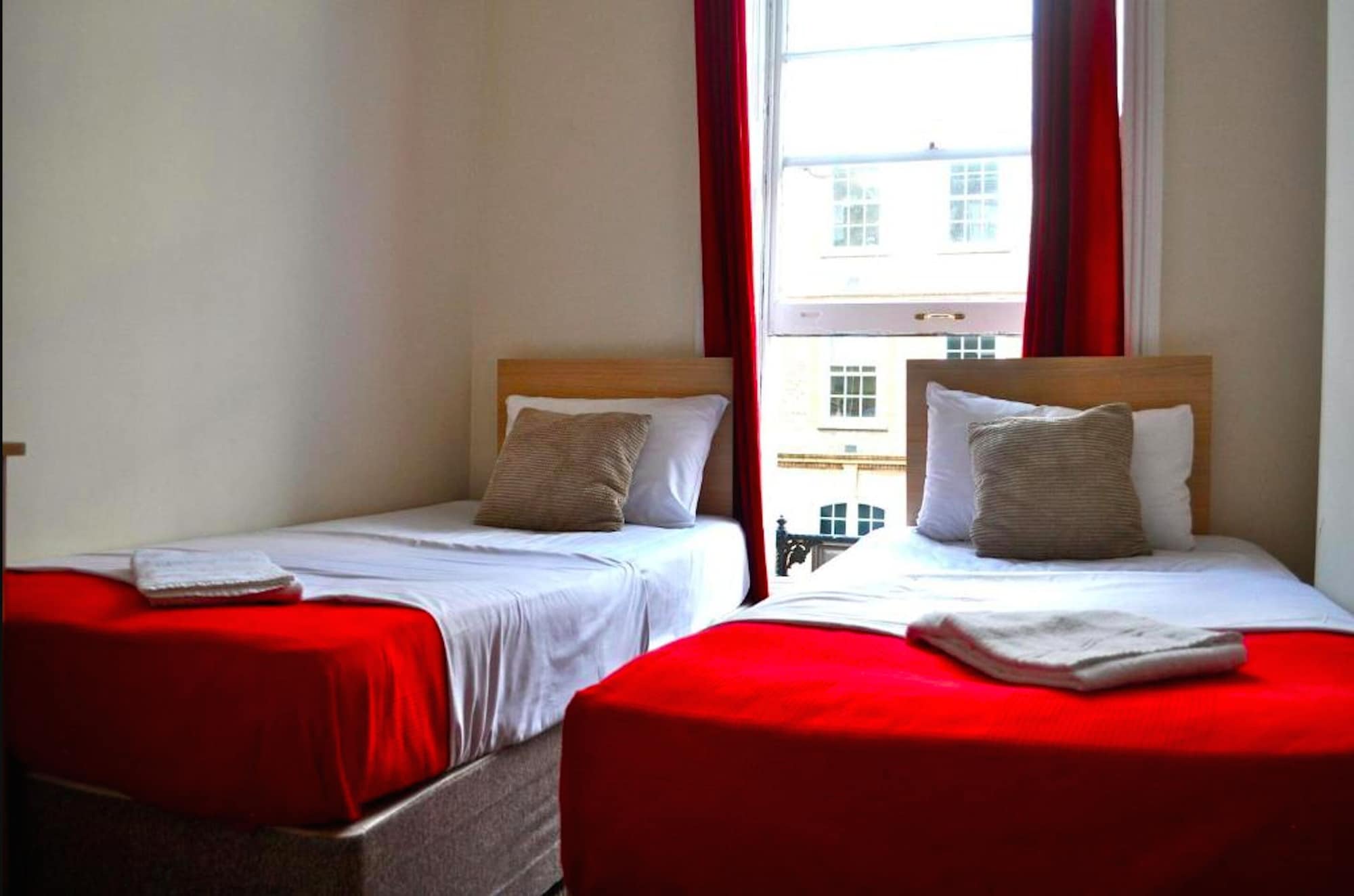 ROOM, TWIN BEDS, SHARED BATHROOM