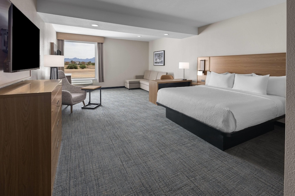 La Quinta Inn & Suites by Wyndham Phoenix near State Farm St 9/48