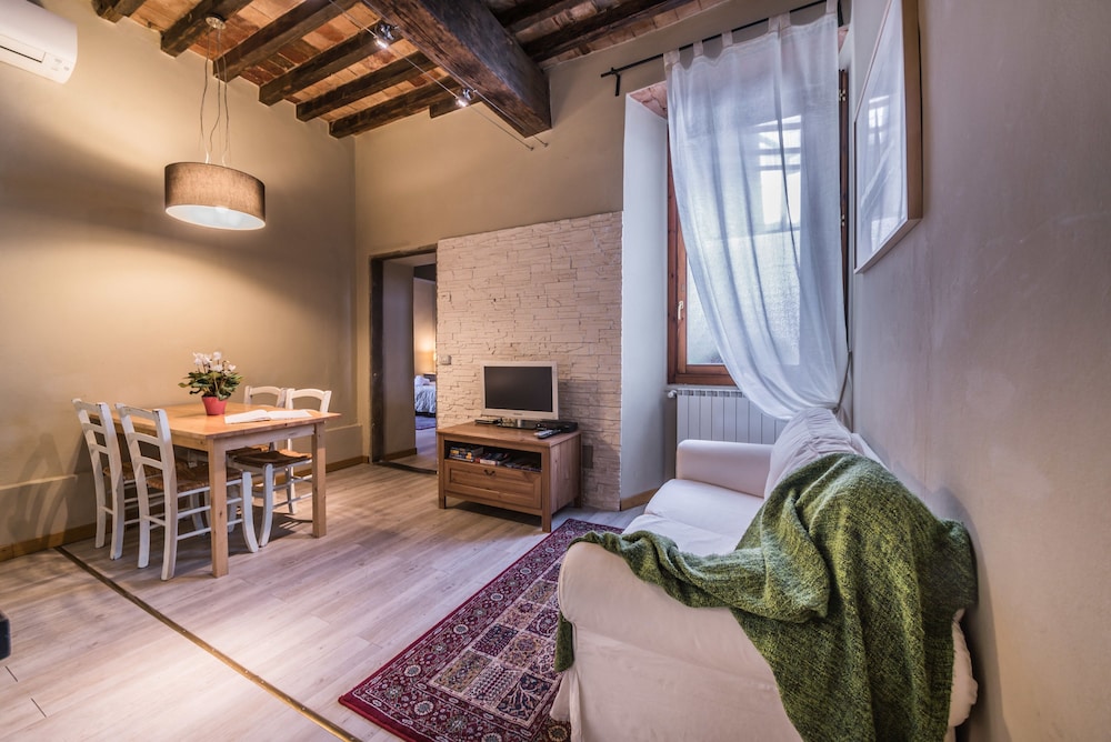 A Few Steps to The Duomo Enchanting 2BD Apt 12/19