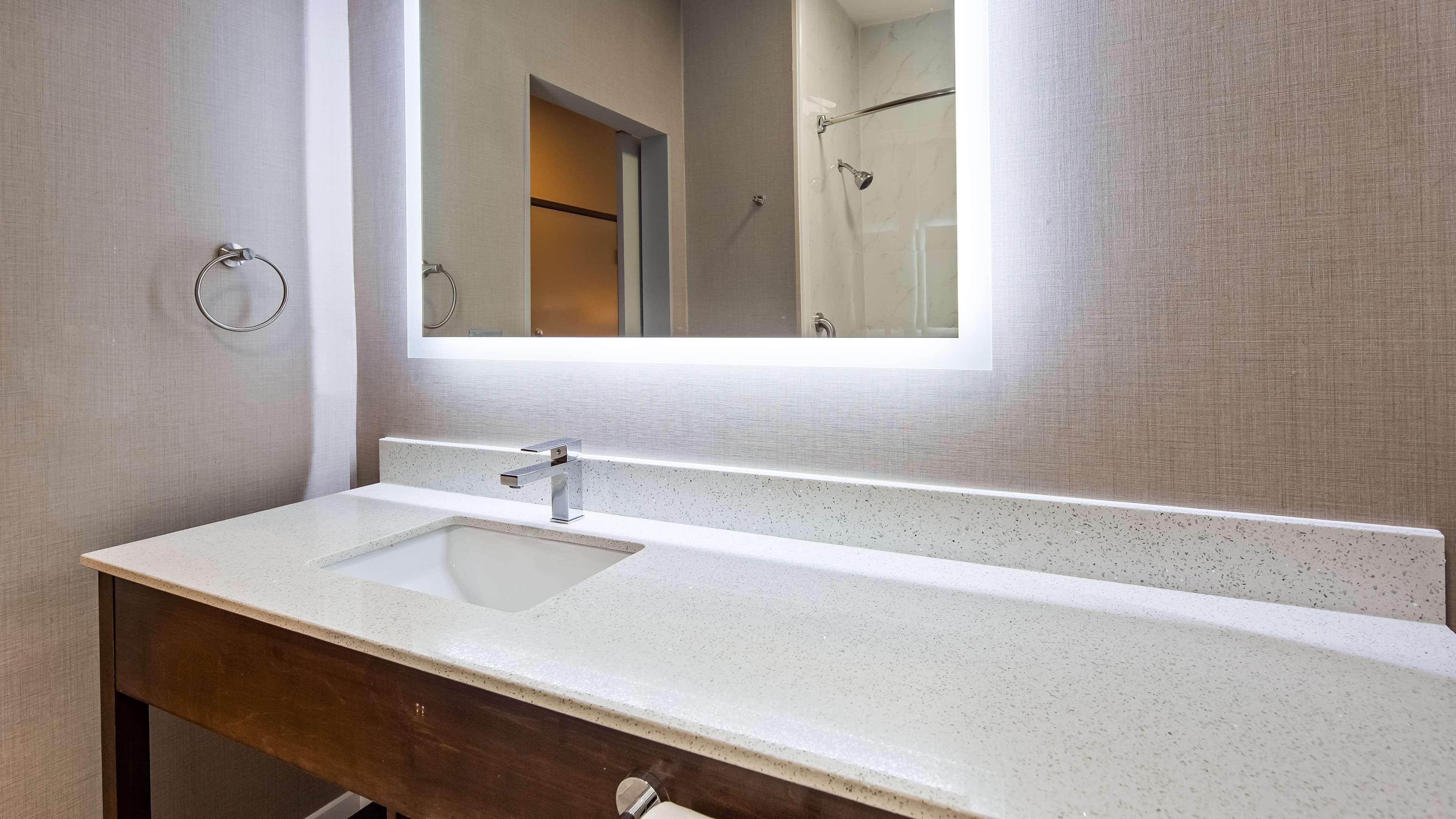 جناح بسرير كينج مع أريكة لذوي الإعاقة، Best Western Independence Kansas City 4/8