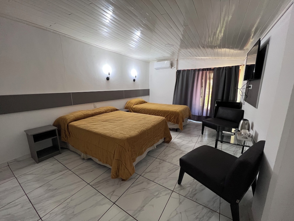 Carmen Hotel 8/100
