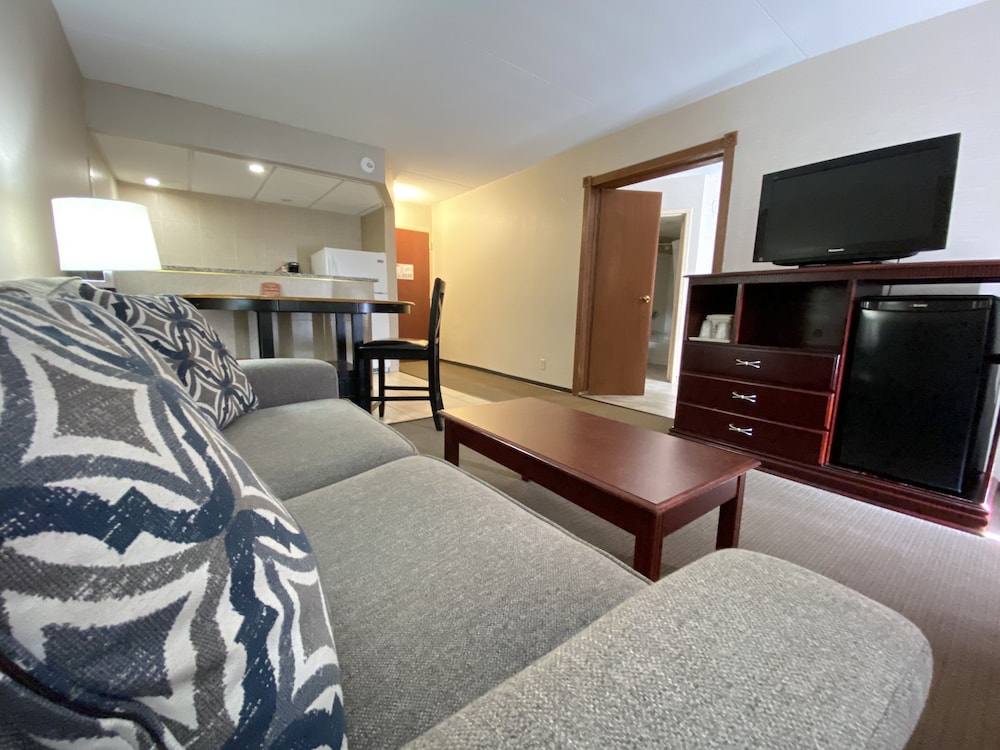 Clarion Inn and Suites Grand Rapids Airport 38/63