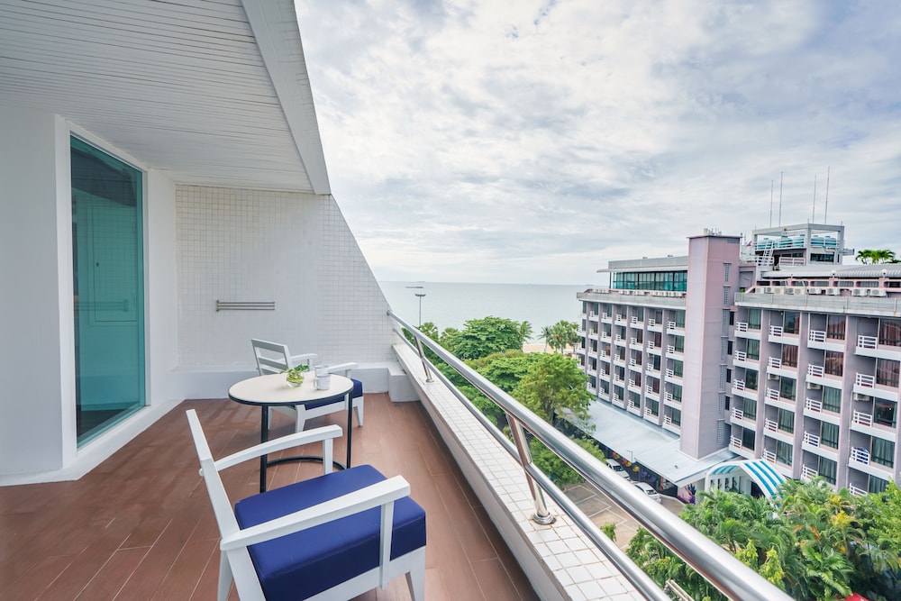 The Cruise Hotel 5/50