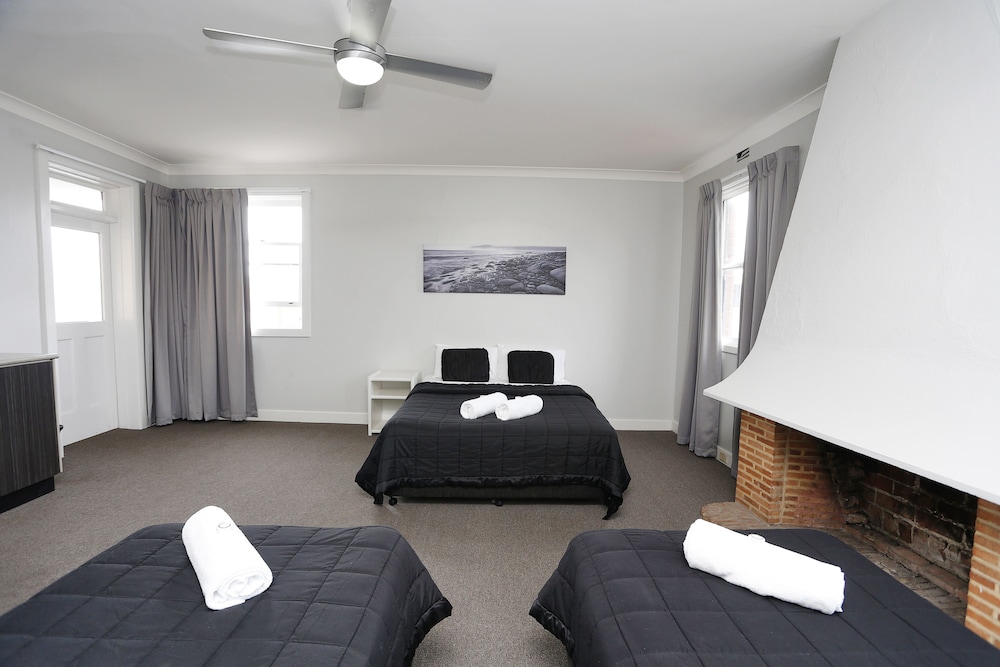 The Lakes Hotel 47/59
