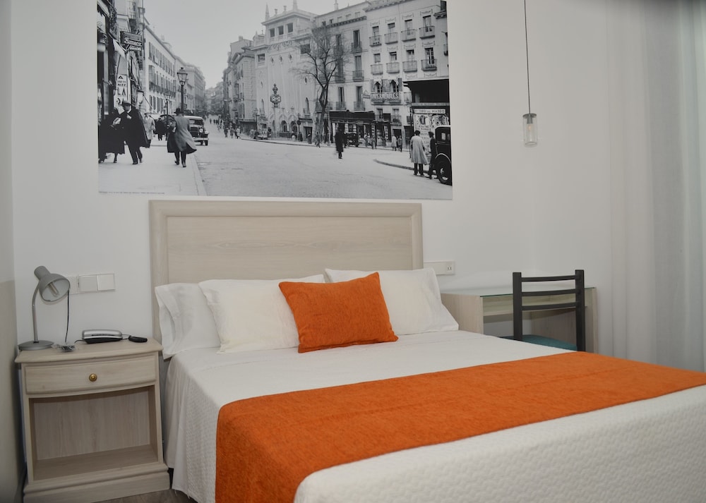 ROOM, SINGLE
