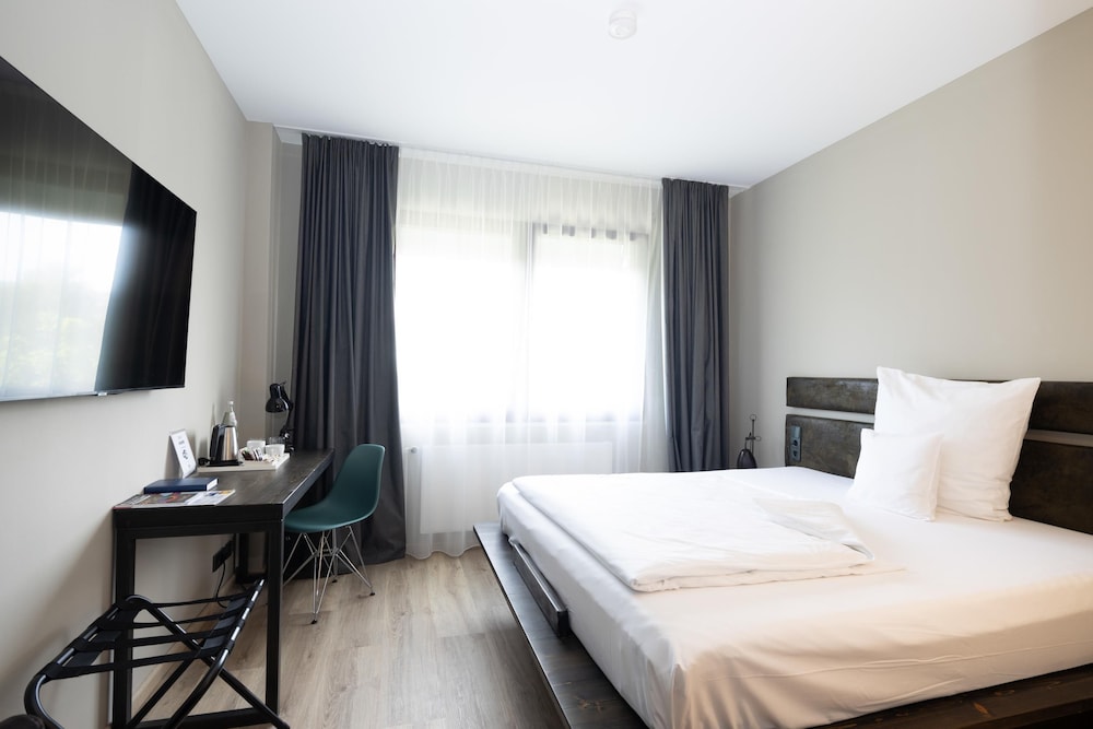 Comfort, Queen Bed