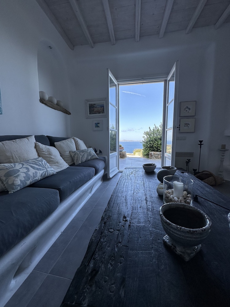 WHITE ROCK SUITES & VILLAS 31/50