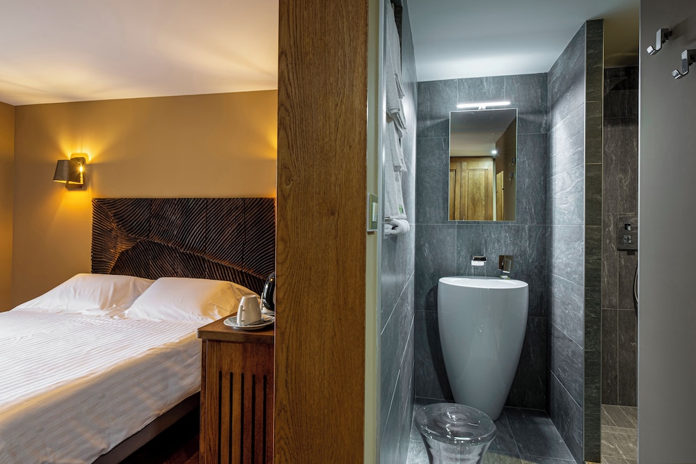 AUBERGE DE LA TOUR 13/40