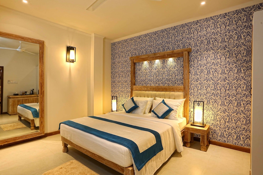 DELUXE, DOUBLE OR TWIN BED