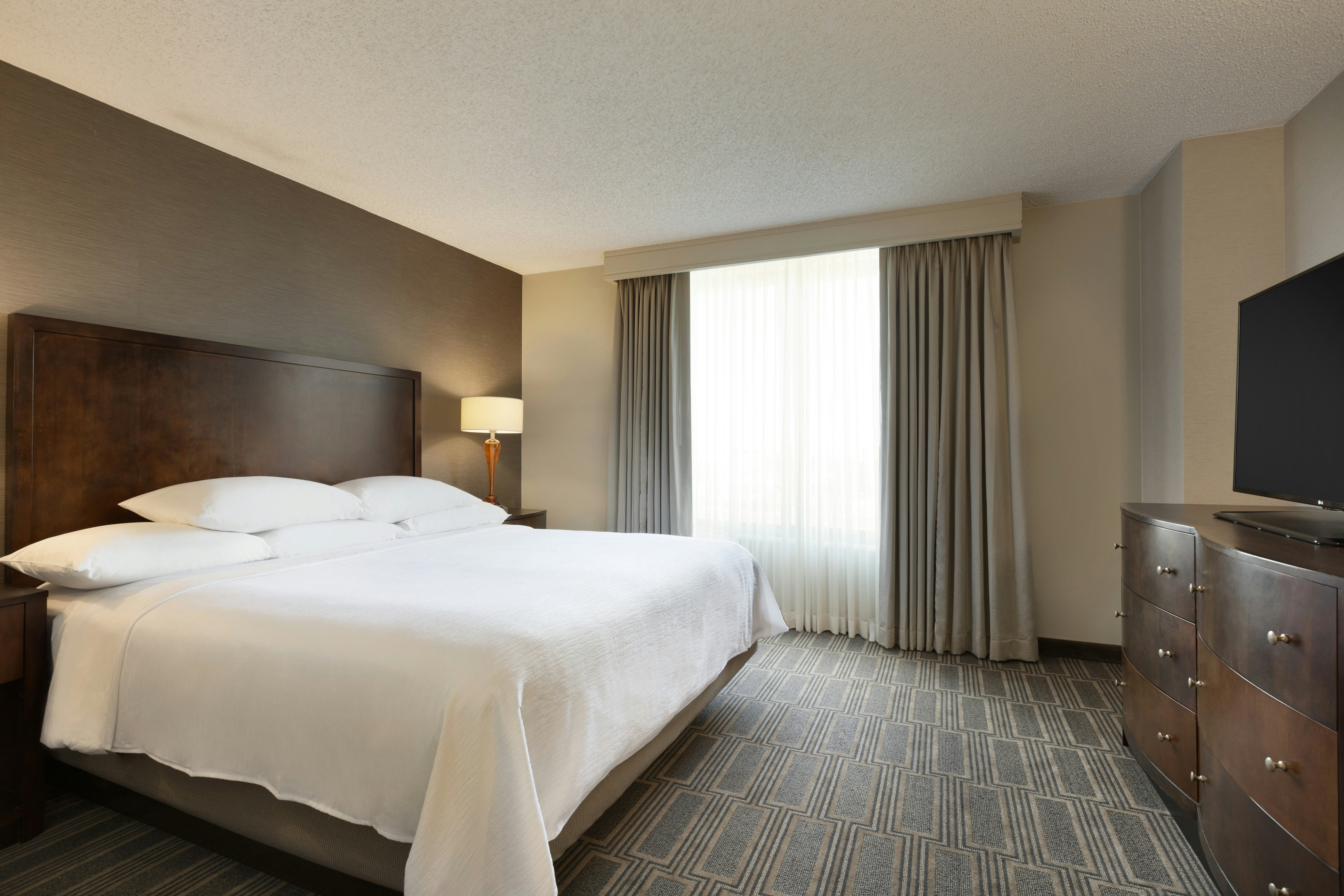 2 Bedrooms, Suite, 2 Bathrooms