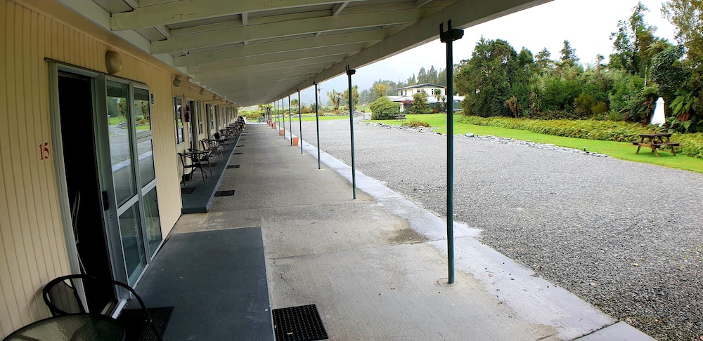 Glacier View Motel 54/68