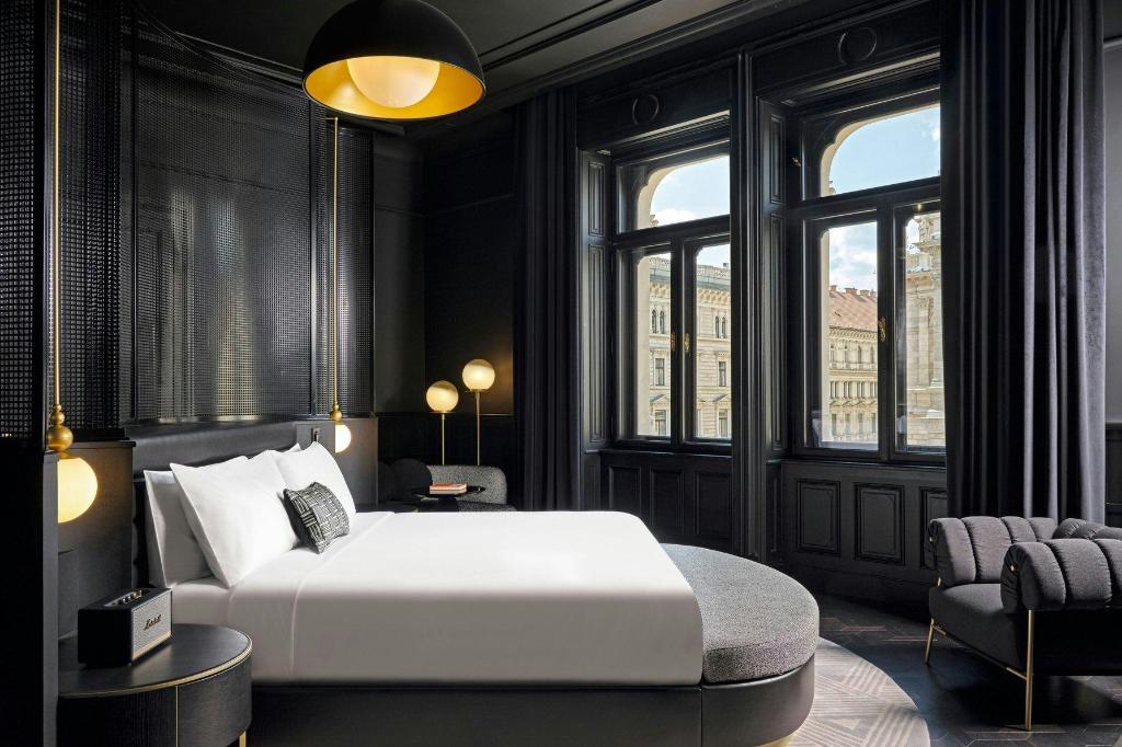 1 Bedroom, Presidential, Black Swan, Penthouse, Suite, King Bed, Opera House View, Balcony