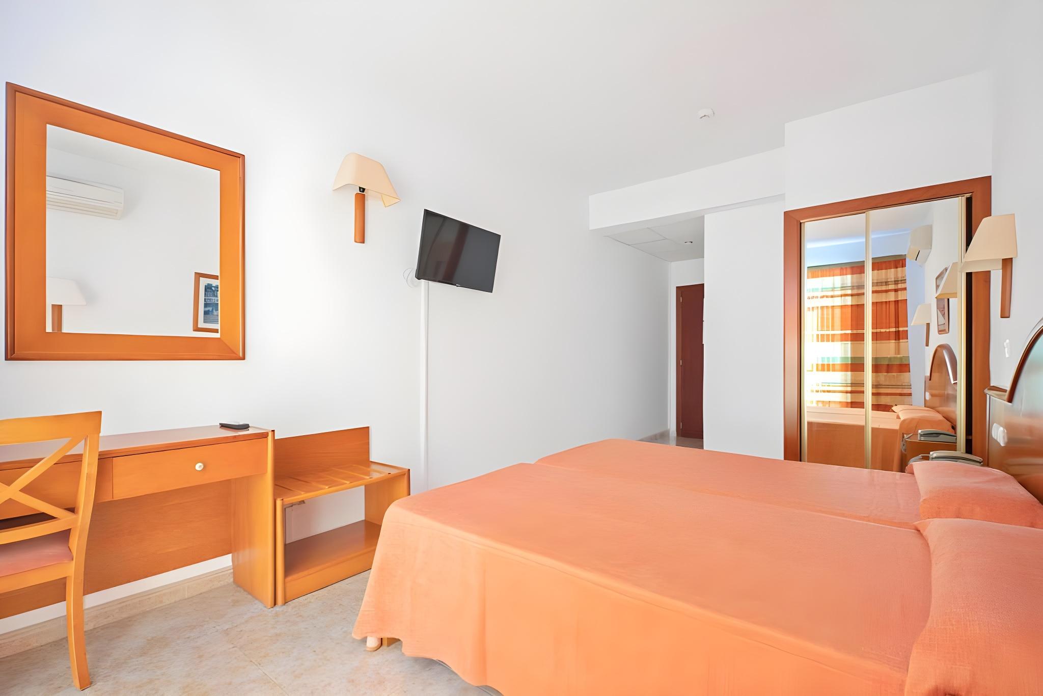 ROOM, TRIPLE