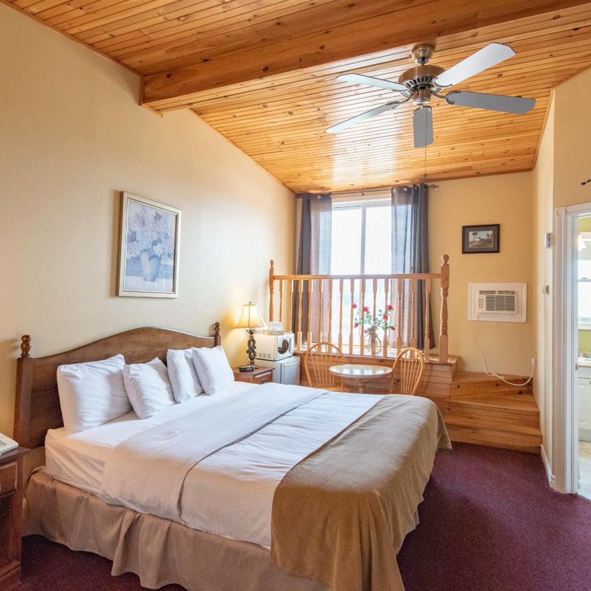 جناح بسرير كينج بجاكوزي، Canadas Best Value Inn & Suites Summerside 2/5