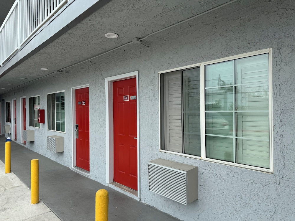 Lincoln Motel 4/58