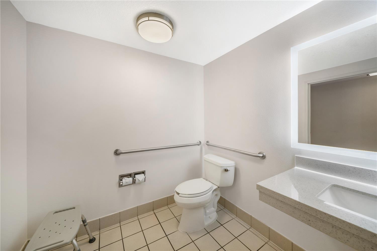 Room, King Bed, Bathtub, Accessible, Best Western Plus Twin View Inn & Suites 4/4