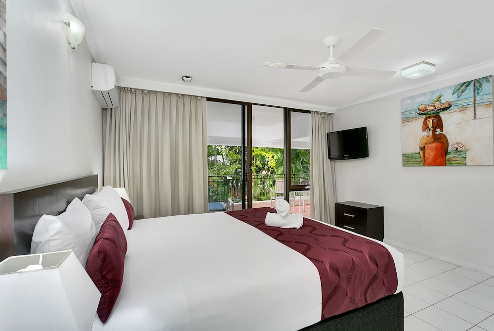 Roydon Beachfront Holiday Apartments 10/50