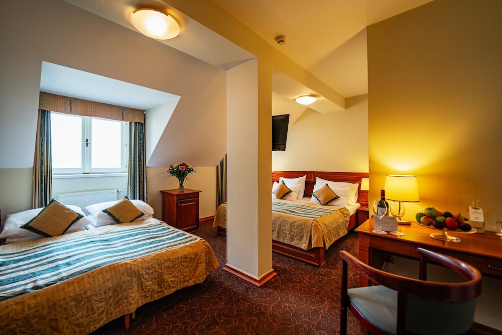 ROOM, QUADRUPLE