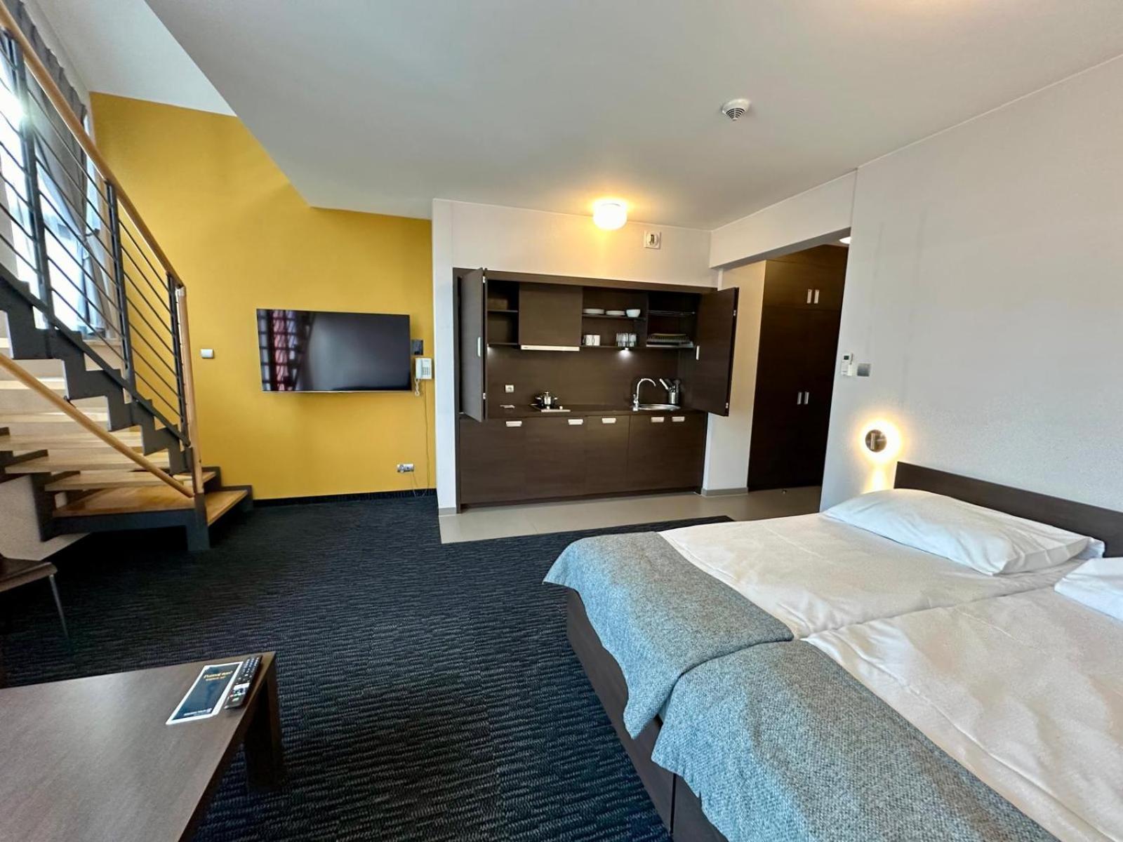 2 Bedrooms, Plus, Suite, 4 Beds