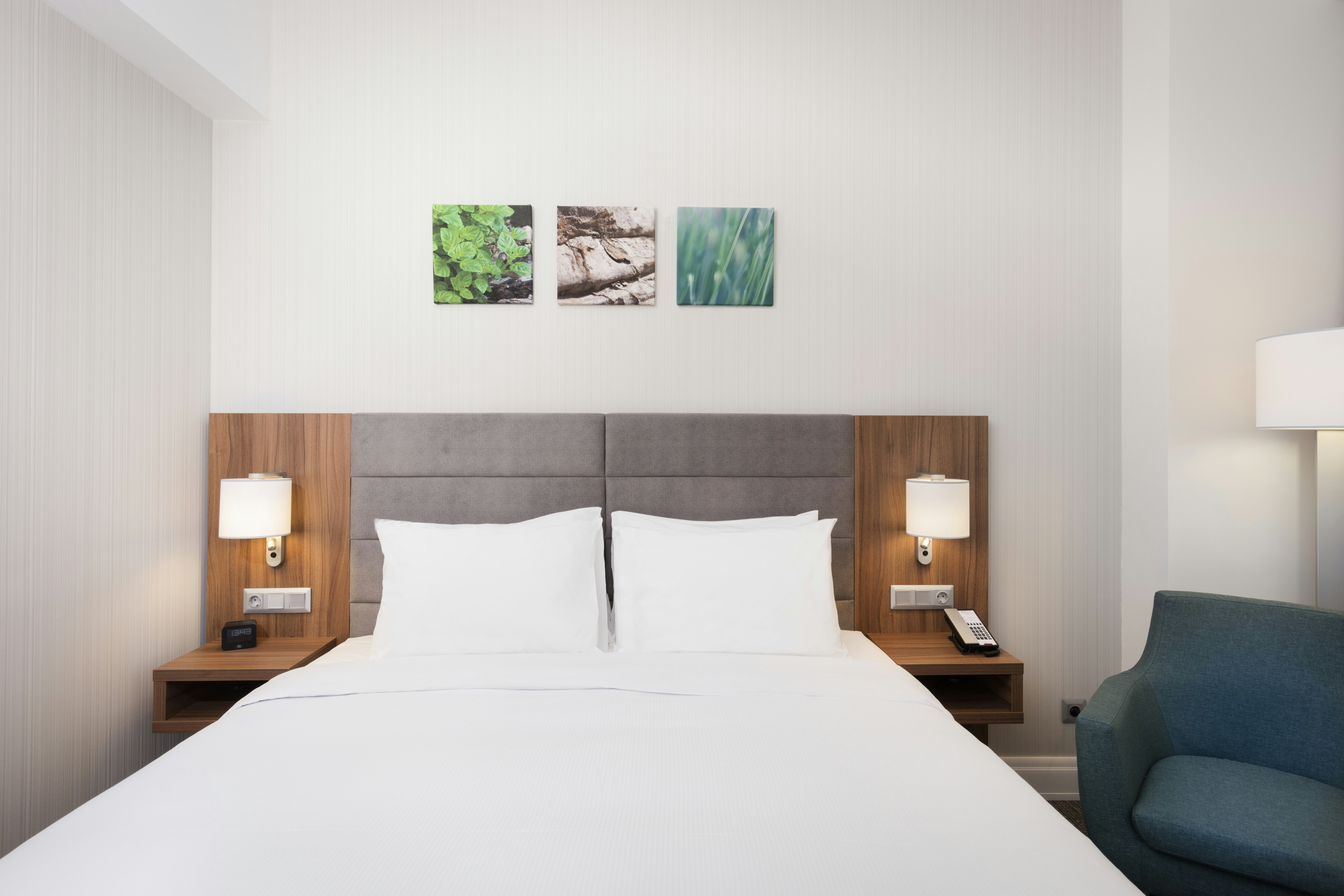 ROOM, QUEEN BED