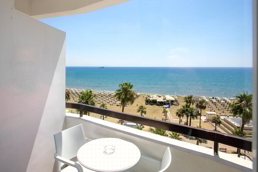 Les Palmiers Beach Hotel 67/69