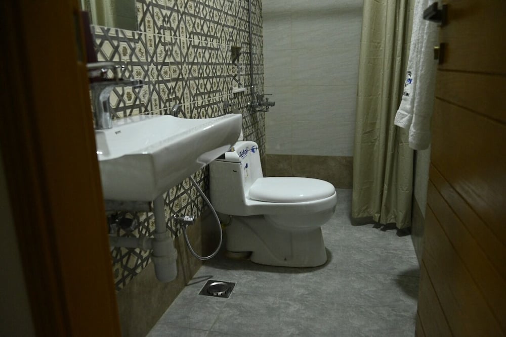 Hotel Pearl Inn 63/64