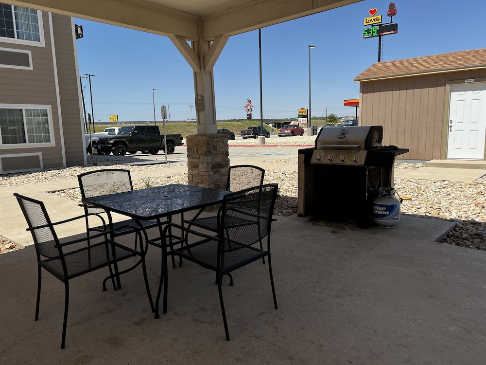 Microtel Inn And Suites By Wyndham Sweetwater 26/34