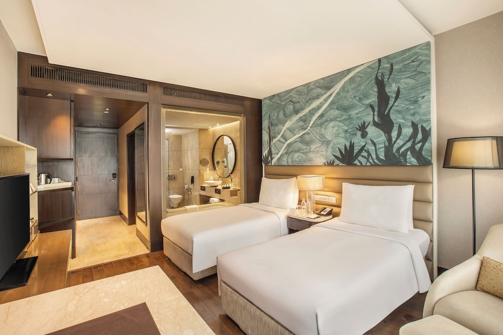 غرفة بريميير بسريرين منفصلين، The Leela Ambience Convention Hotel Delhi 3/4