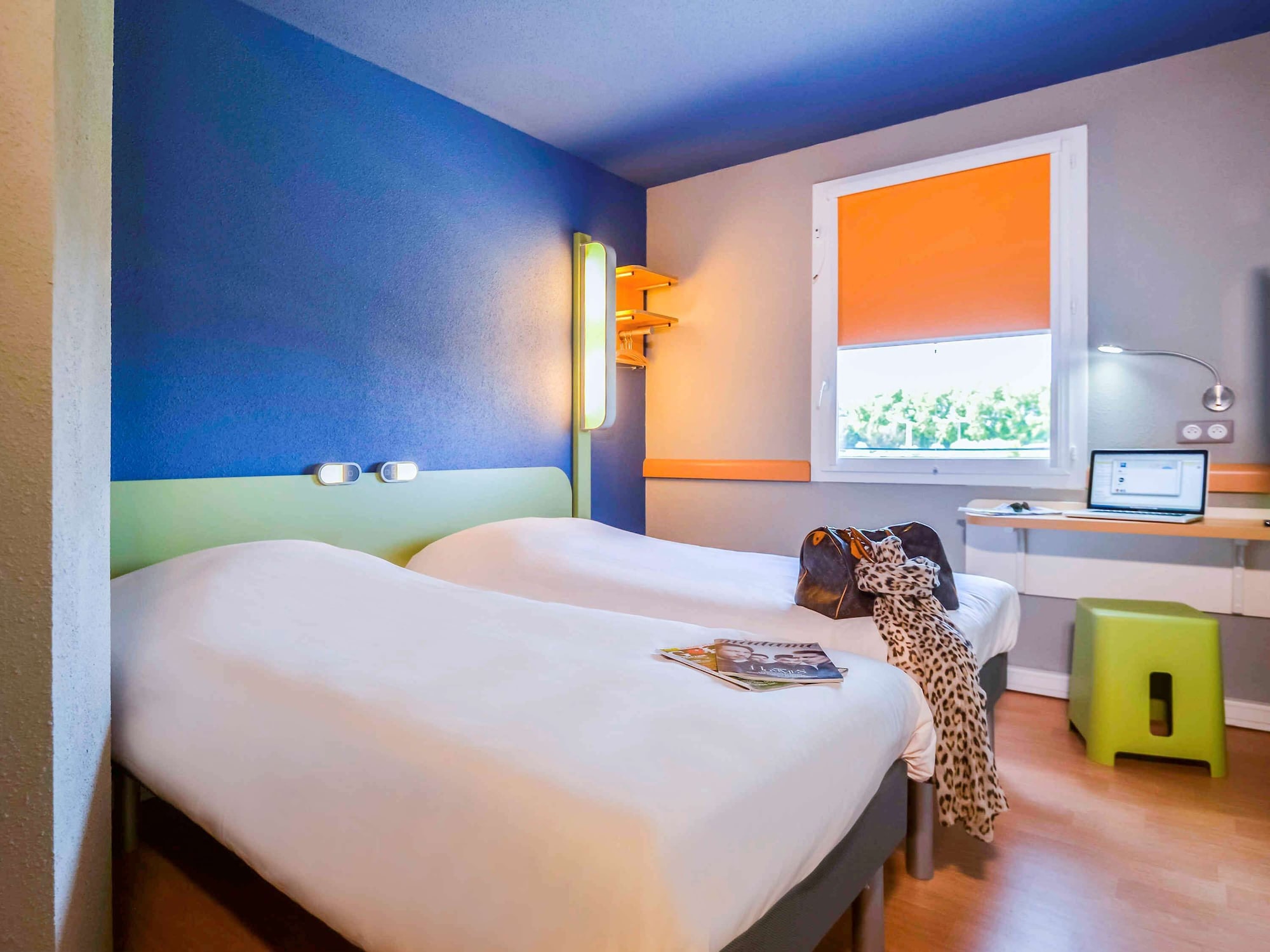 ROOM, TWIN BEDS
